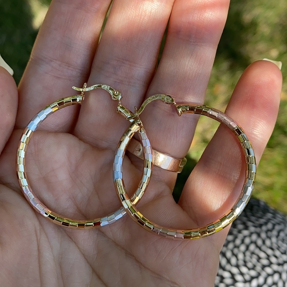NEW 18k gold plated three tone hoop earrings - Picture 7 of 8